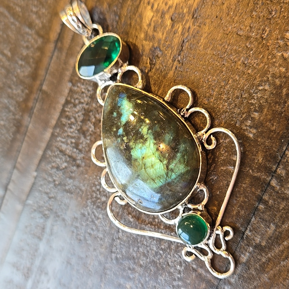 Elegant Silver Labradorite Pendant